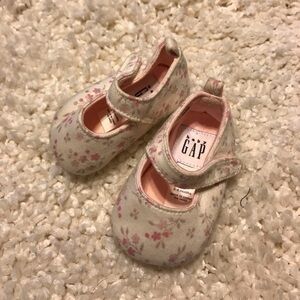 Baby gap floral crib shoes